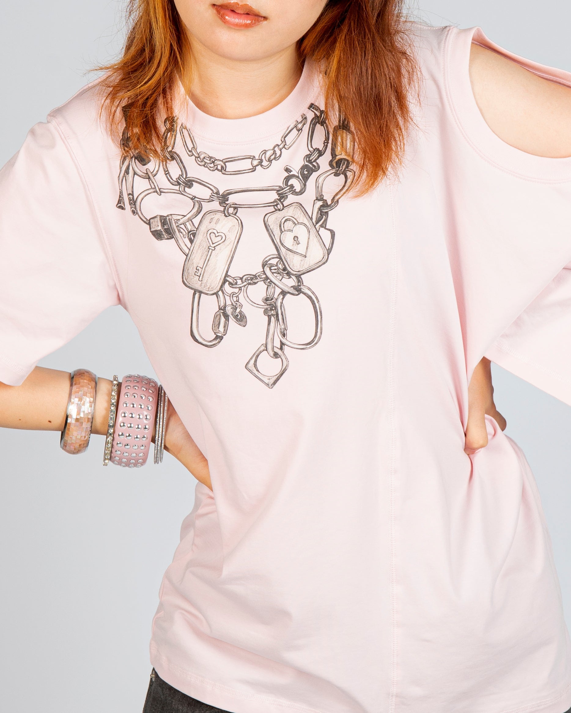 Close-up of chain and lock graphic on MINASEONG baby pink dual-neck T-shirt